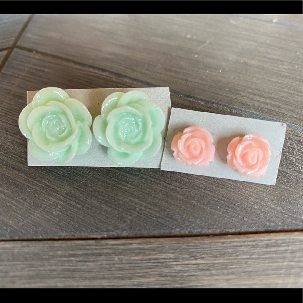 Set of 2 Rosebud studded earrings